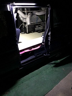 スライドドア上部にLEDドアランプ追加