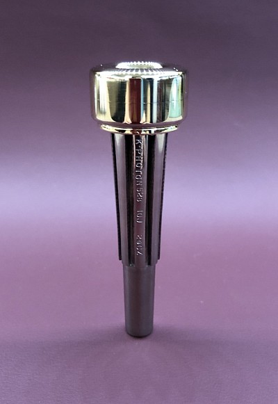 今まで無かった縦スリットとトップ軽量化