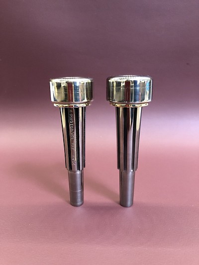 右手が最新モデル(約110g)