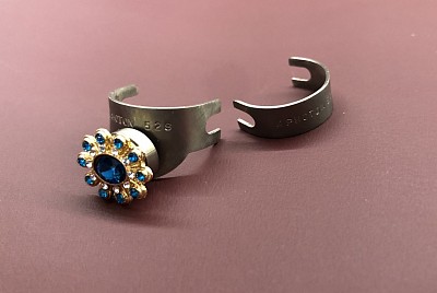 左手はデコシリーズ。右手はシンプルシリーズ