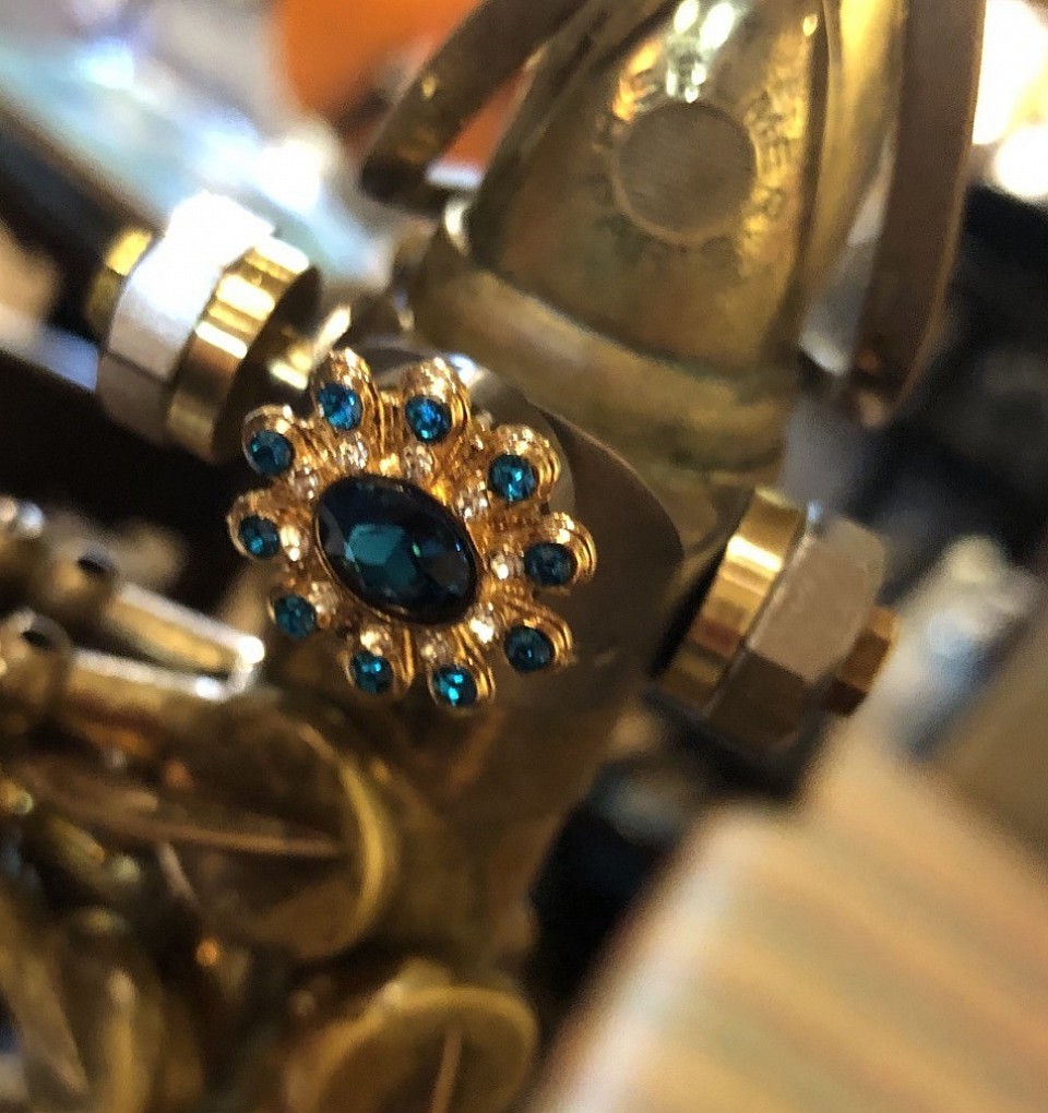 装着例。左右ネジは別売りです。